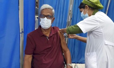 কুর্মিটোলা জেনারেল হাসপাতালে টিকা নিলেন বিএনপি নেতা ফারুক