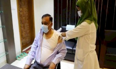 করোনা টিকার দ্বিতীয় ডোজ নিলেন স্বরাষ্ট্রমন্ত্রী