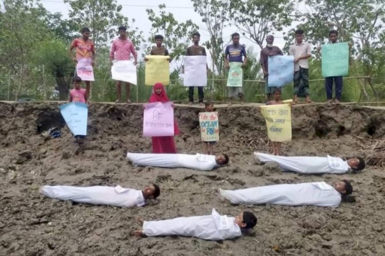 কাফনের কাপড় পরে বেড়িবাঁধের দাবিতে অবস্থান কর্মসূচি