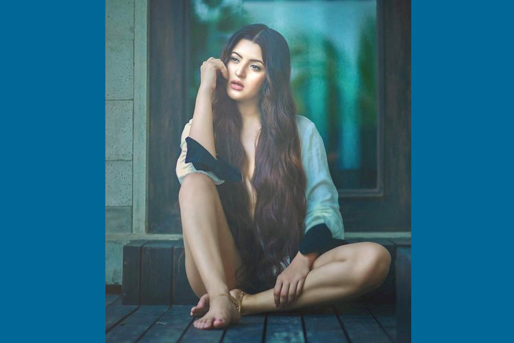 নায়িকা পরীমণিকে আটক করেছে র‌্যাব