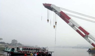 শীতলক্ষ্যায় মালবাহী জাহাজের ধাক্কায় ডুবে যাওয়া লঞ্চ উদ্ধার