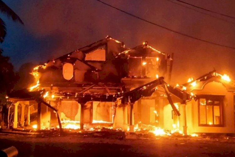 শ্রীলঙ্কায় বিক্ষোভের আগুনে পুড়ছে নেতাদের বাড়ি
